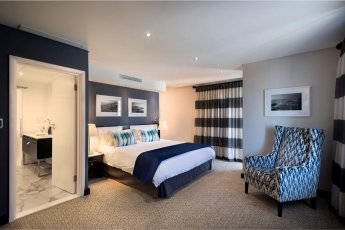 commodore-hotel 79564